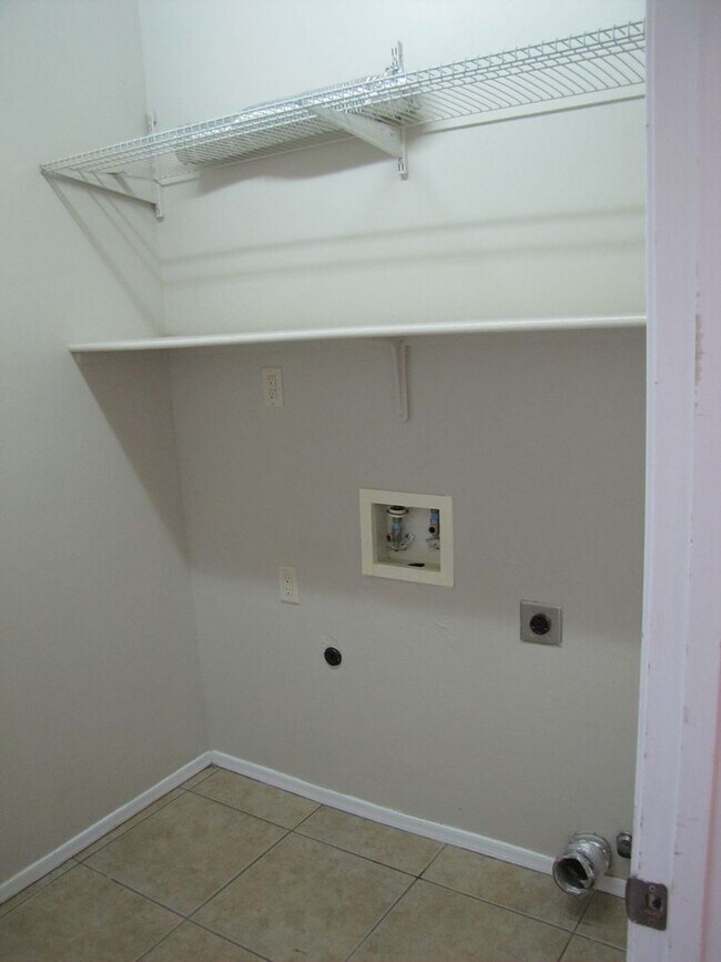 Building Photo - Spacious 3BR/2BA/2.5 CG, 2167 sq.ft. renta...
