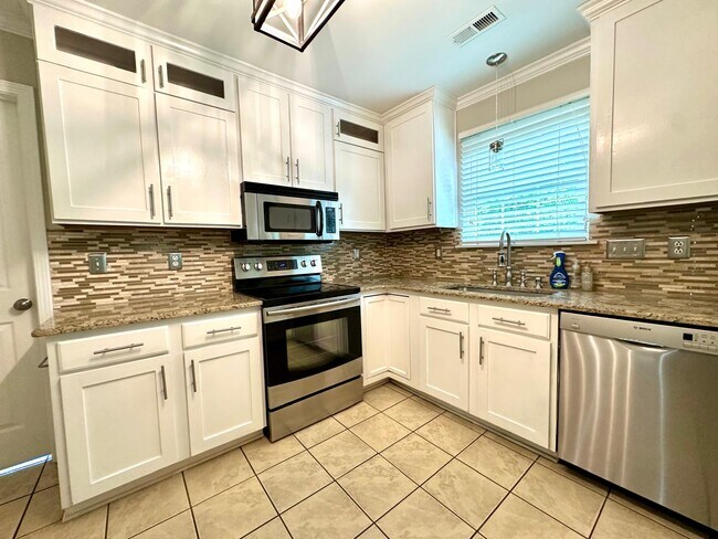 Building Photo - 8425 Hirsch Dr