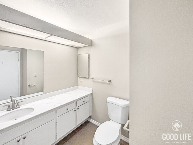 Building Photo - Beautiful 2BD/2BA Condo W/ Reserved Parkin...