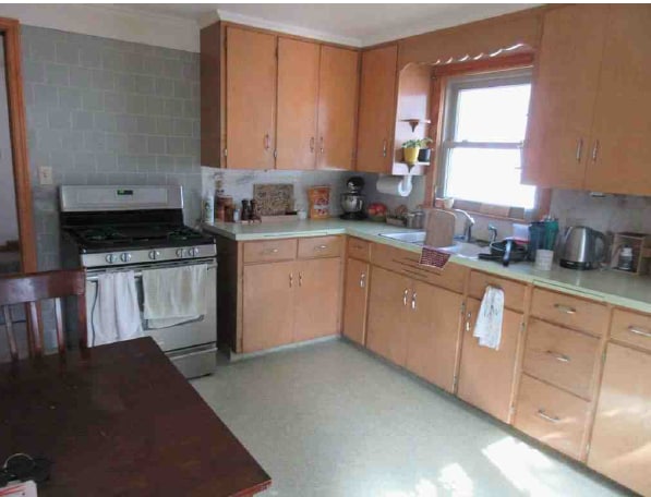 Kitchen - 805 W Harris St