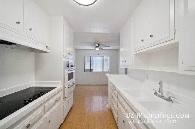 Building Photo - 7030 Lanewood Ave