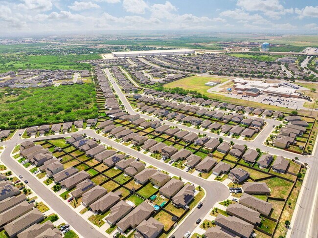Building Photo - 1 Month Free Rent with 18mo Lease Signed b...