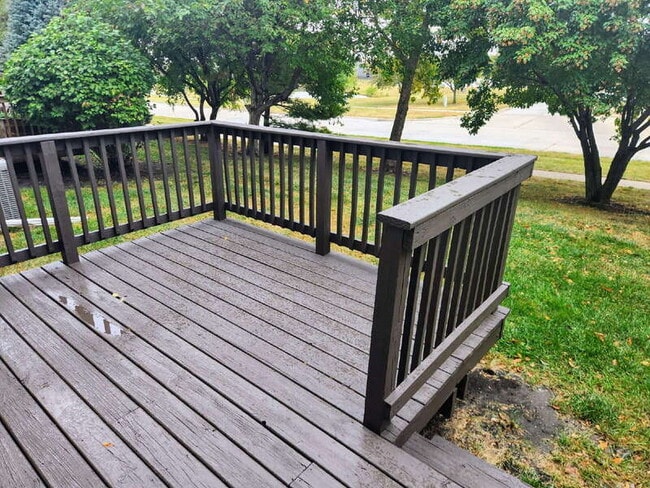 Building Photo - 305 NE Kingwood