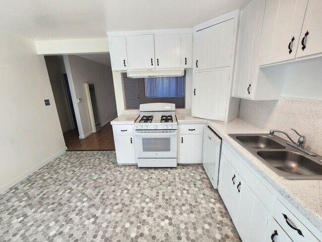 Building Photo - 1/2 OFF 1St Month!! Gated Community - Spacious 2 bdrm unit in La Mesa