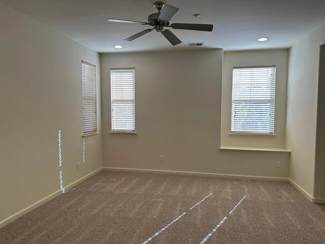 Building Photo - 3BR/2.5BA Oak Commons Home w/ Backyard & C...