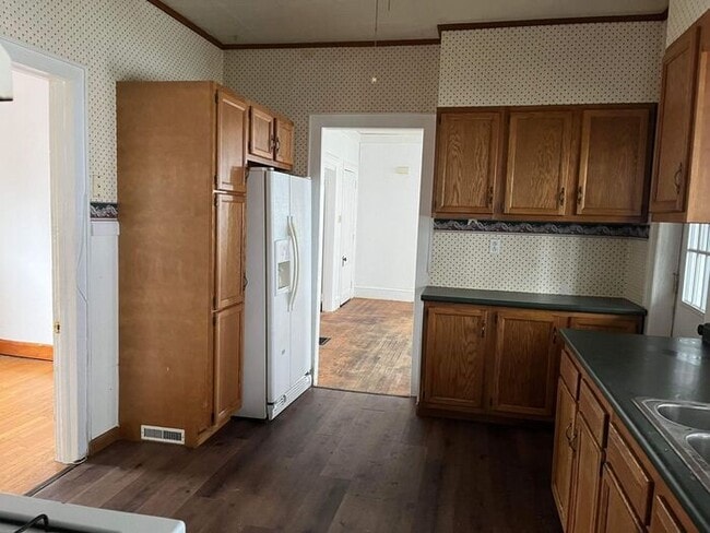 Building Photo - 2 Bedroom | 1 Bathroom | $1,150