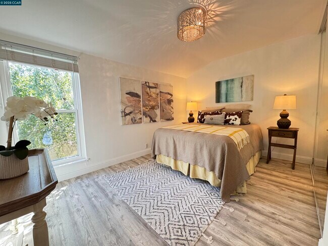 Building Photo - 2075 Ascot Dr