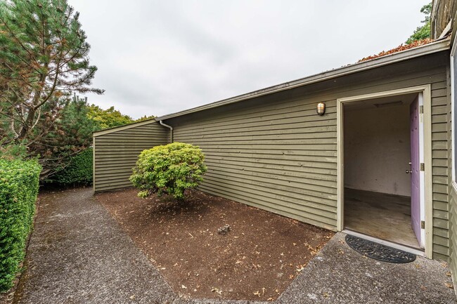 Building Photo - 2 Bedroom 2 Bath with single car garage