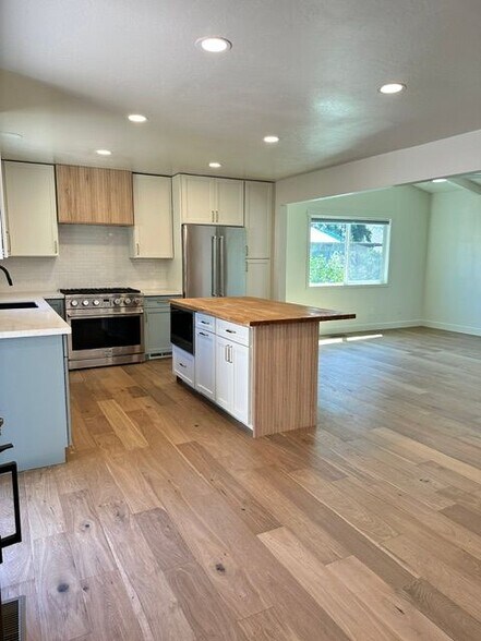 Building Photo - 6515 Front St