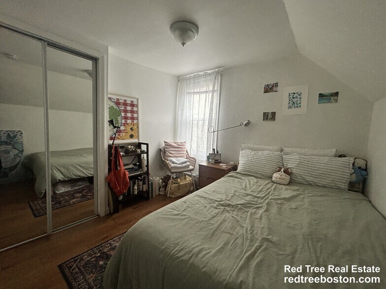 Building Photo - 12 Village St