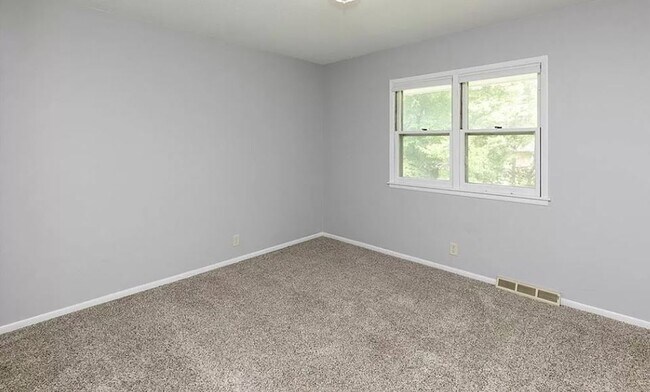 Building Photo - 4633 Euclid Ave