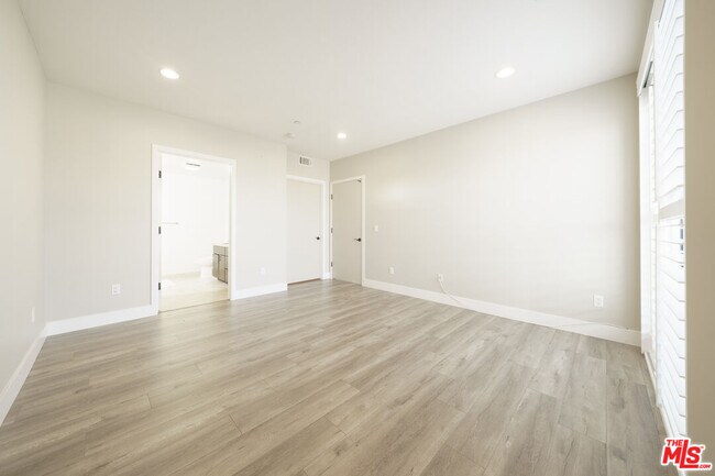Building Photo - 871 Crenshaw Blvd