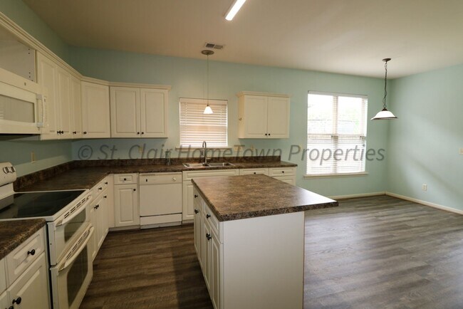 Building Photo - Large Family Home in Moody AL