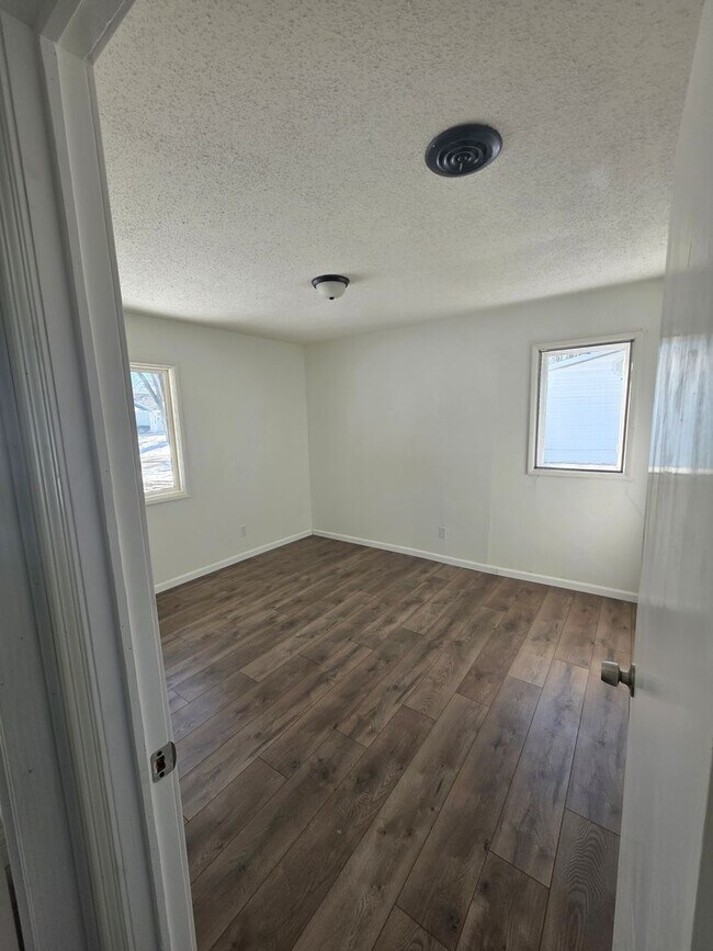 Building Photo - HALF OFF FIRST MONTH'S RENT FOR WELL-QUALIFIED APPLICANTS!