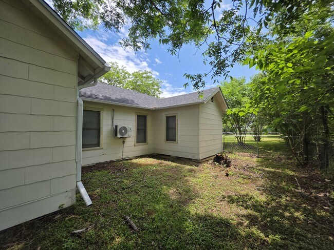Building Photo - 1116 E Cameron Ave