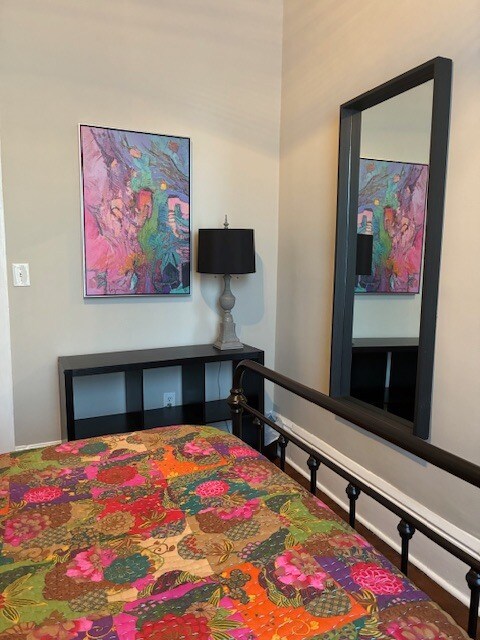 Building Photo - 605 SE Riverside Dr