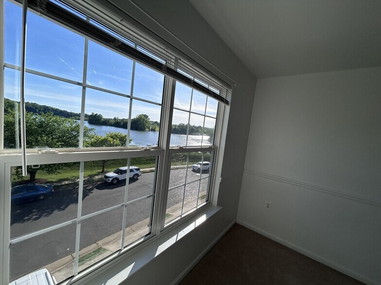 Building Photo - 1057 Lake Pelham Dr