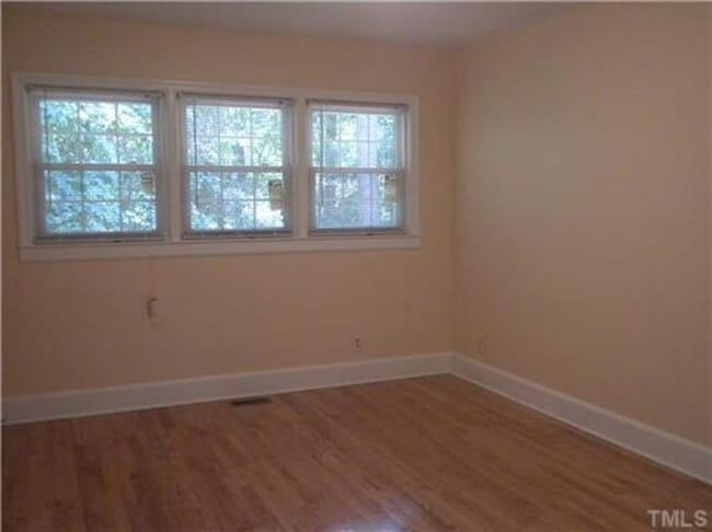 Building Photo - Spacious 4 Bed Close to Everything in Durham!