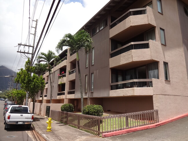 Building Photo - Quiet Mountain View Unit $2,900 2bd, 2ba, 2park; 3rd floor walk up