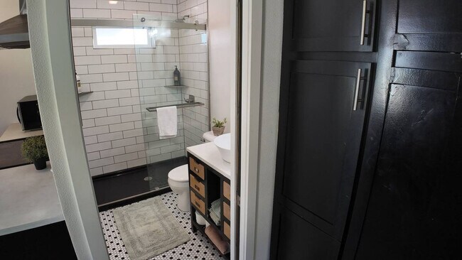 Building Photo - 1420 E 9th St