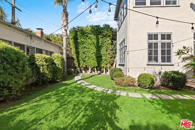 Building Photo - 537 N June St