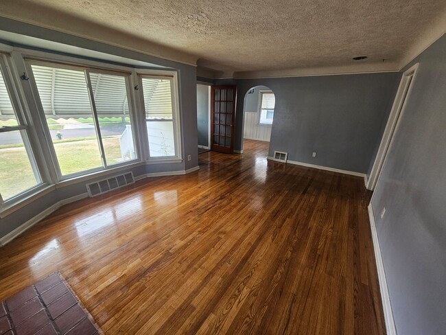 Building Photo - Spacious 3-Bedroom, 2-Bath South Euclid Home!