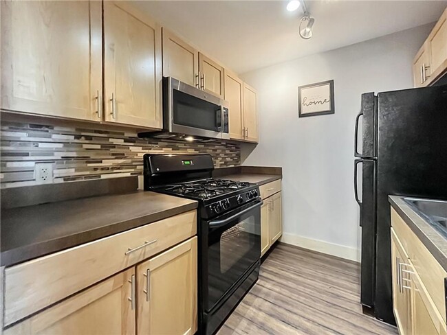 Building Photo - 2 Bedroom / 1.5 Bath Unit in Metropolitan ...