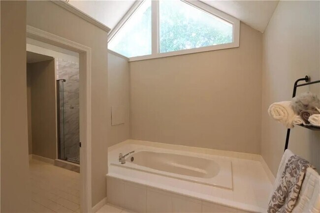Building Photo - 2329 Milstead Cir NE