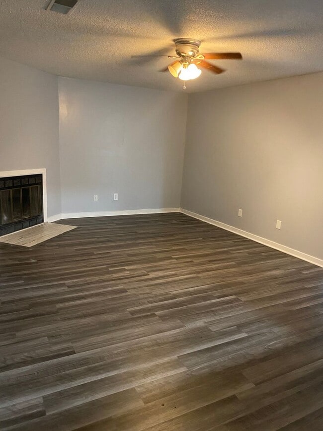 Building Photo - 2 Bed 2 bath condo