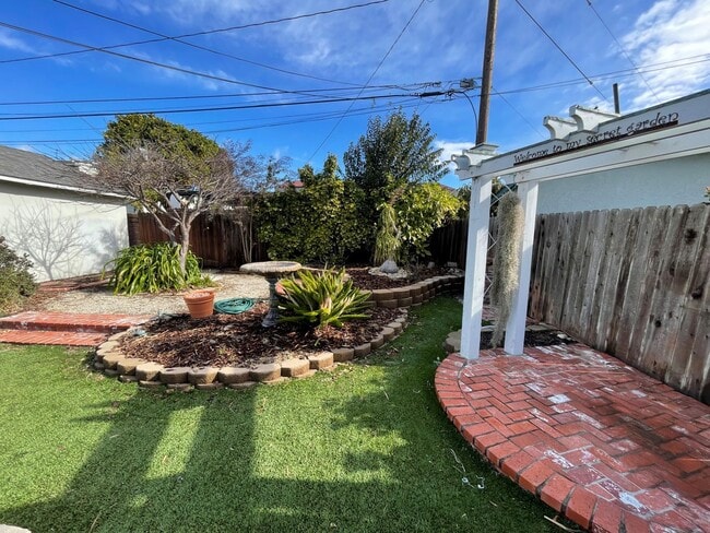 Building Photo - Quaint Midtown Ventura Home