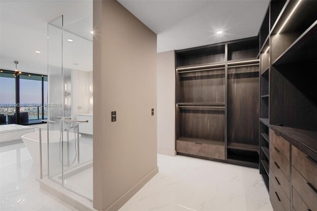 Building Photo - 700 NE 24th St