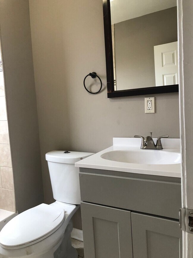 Building Photo - HABC Approved 3 Bedroom 2 Bathroom recently renovated townhouse in Baltimore City