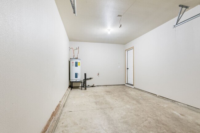 Building Photo - 4 Bed | 2.5 Bath Home with Garage, Yard & Modern Updates – SE Portland