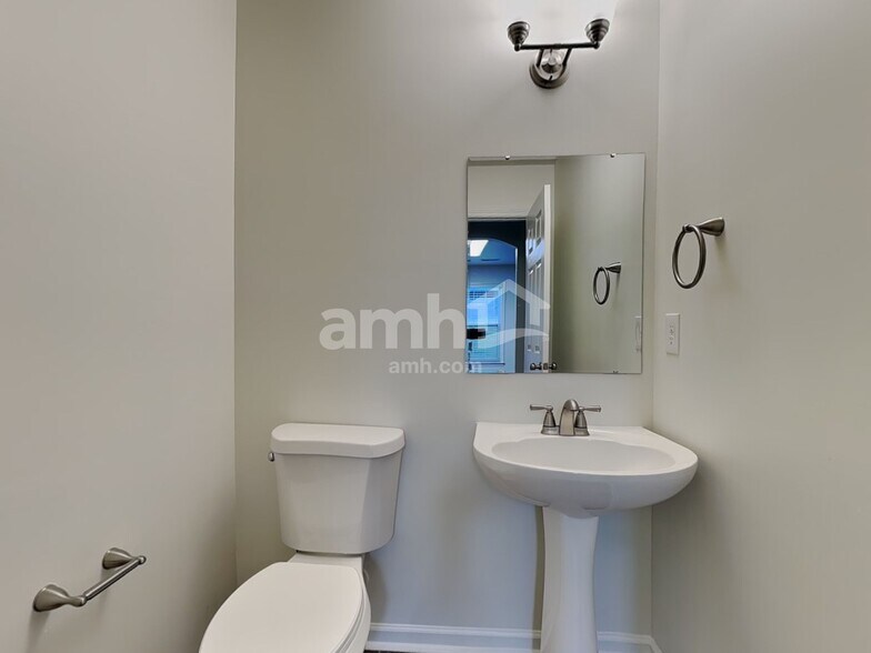 Building Photo - 1801 Point Wood Dr