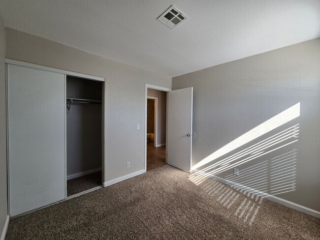 Building Photo - **Gorgeous 4-Bedroom Home in North Las Vegas!**