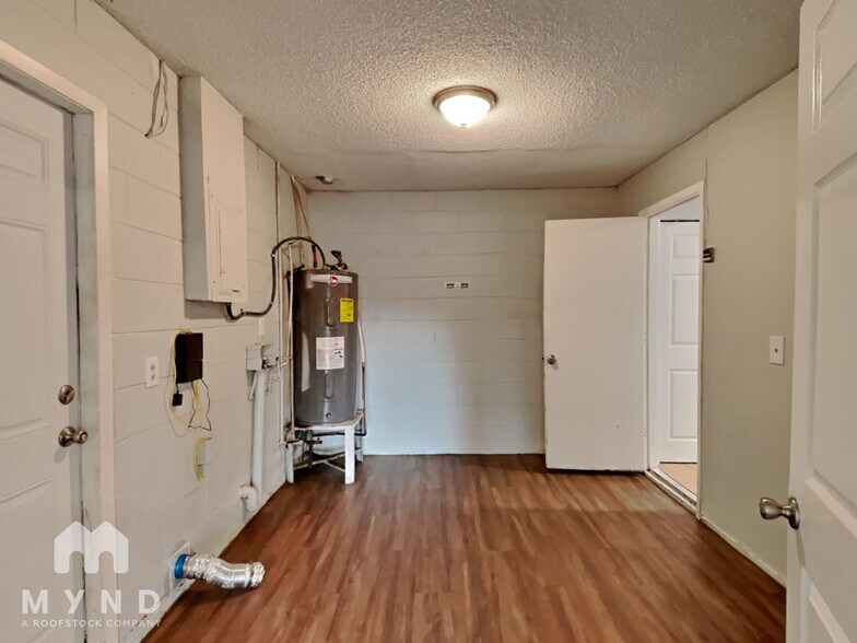 Building Photo - 1060 Huntington Ct