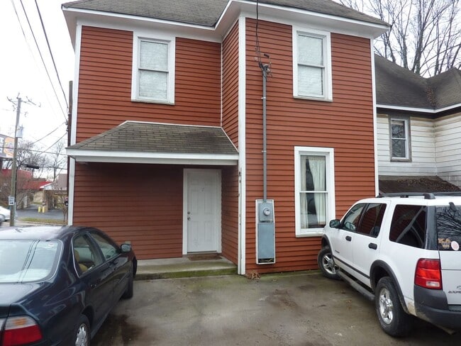 Building Photo - 4BR Red House on 17th St