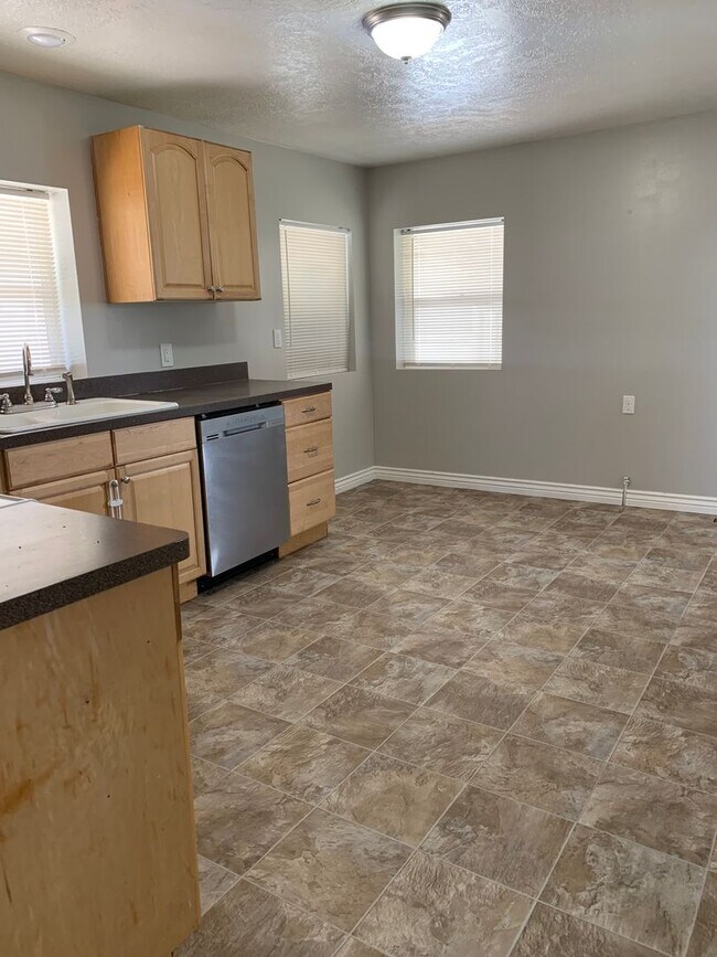 Building Photo - 423 E 450 S