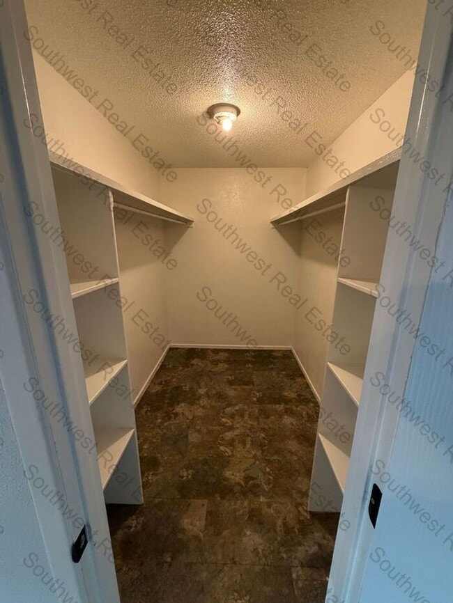 Building Photo - Spacious 3 bedroom 2 bath home