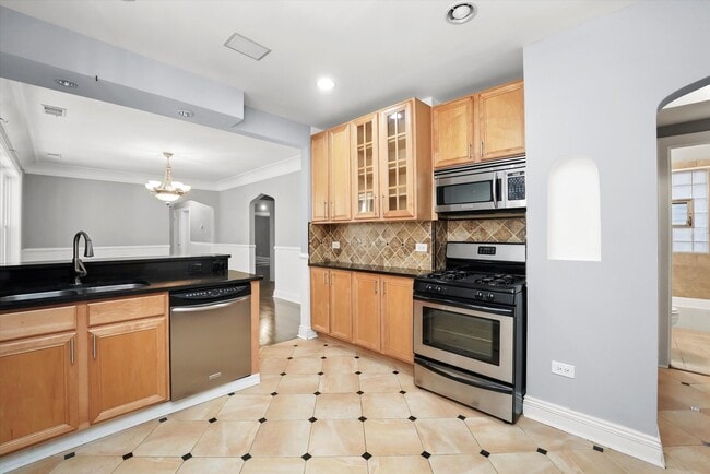 Building Photo - 5804 N Artesian Ave