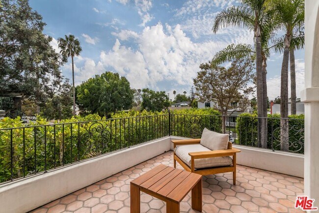 Building Photo - 820 N Vista St