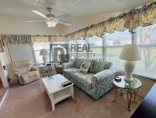 Building Photo - 202 Fan Palm Ln