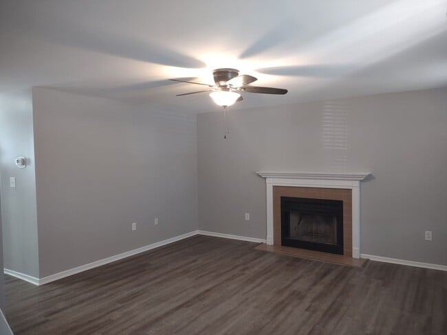 Building Photo - ****MOVE IN SPECIAL****Fabulous Upgraded Three Bedroom/Two Bath Townhome - Walking Distance to Le...