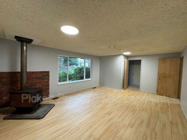 Building Photo - 3100 Armstrong Ln NE