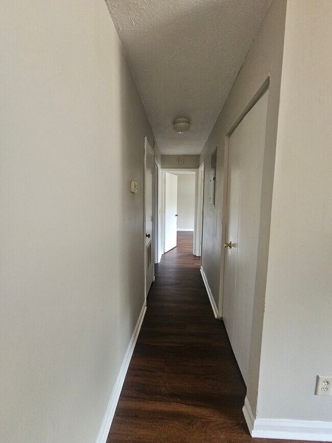 Building Photo - Conveniently Located Affordable Condo For Rent
