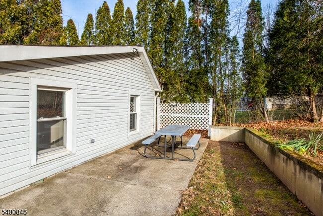 Building Photo - 16 Front St