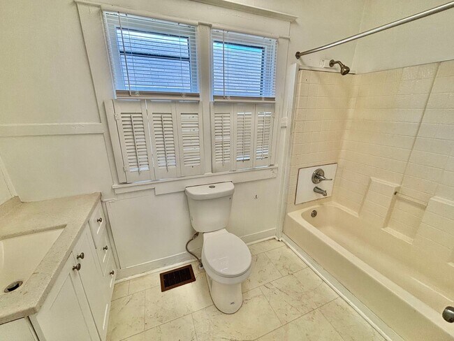 Building Photo - Churchill Downs Area - 1 bedroom shotgun house, pets okay!