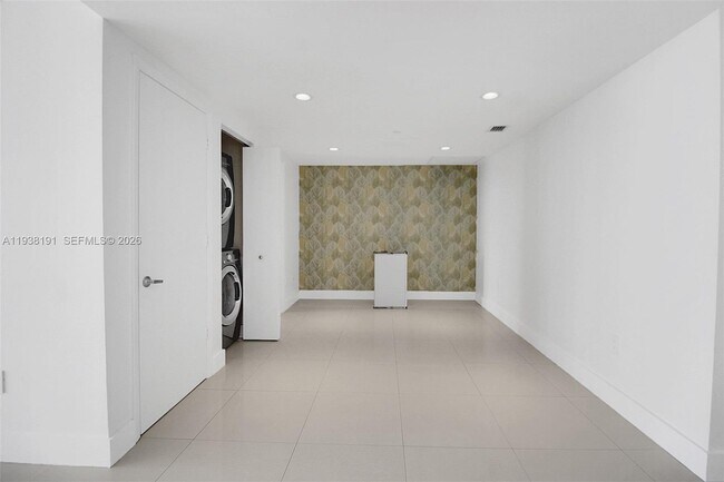 Building Photo - 495 Brickell Ave