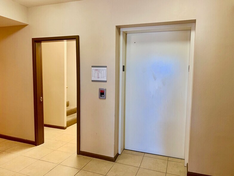 Elevator to unit - 21 Canyon View