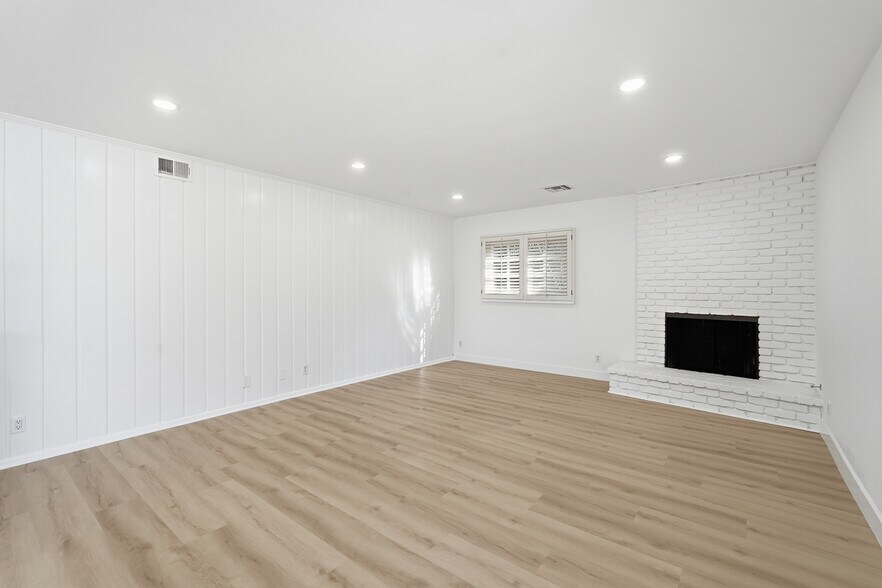 Building Photo - 23723 Aetna St